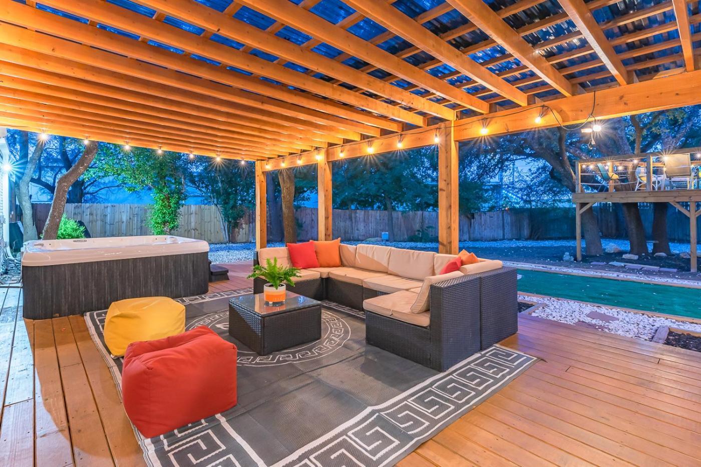 Luxurious Home With Hot Tub & Tree Deck By 6Flags Σαν Αντόνιο Εξωτερικό φωτογραφία