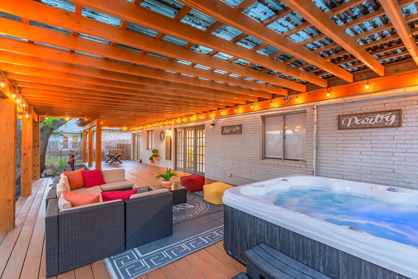 Luxurious Home With Hot Tub & Tree Deck By 6Flags Σαν Αντόνιο Εξωτερικό φωτογραφία